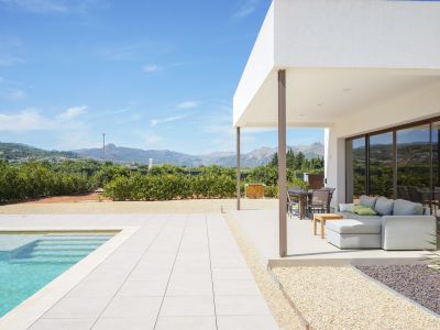 Terraza cubierta y piscina