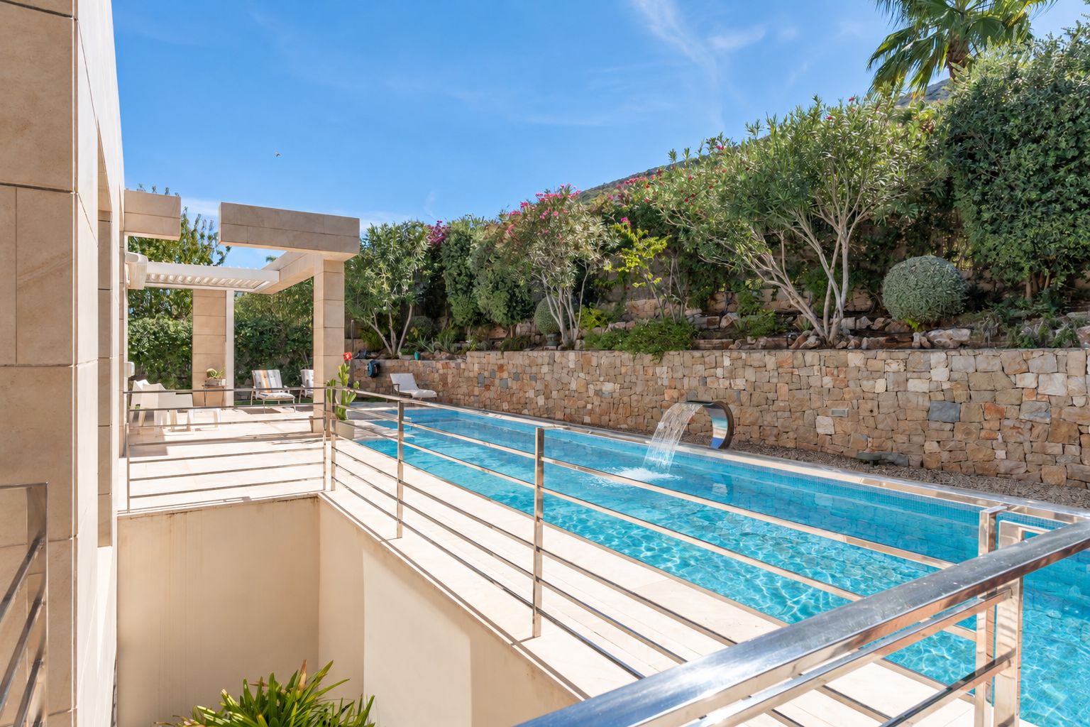 Piscina exterior y terraza