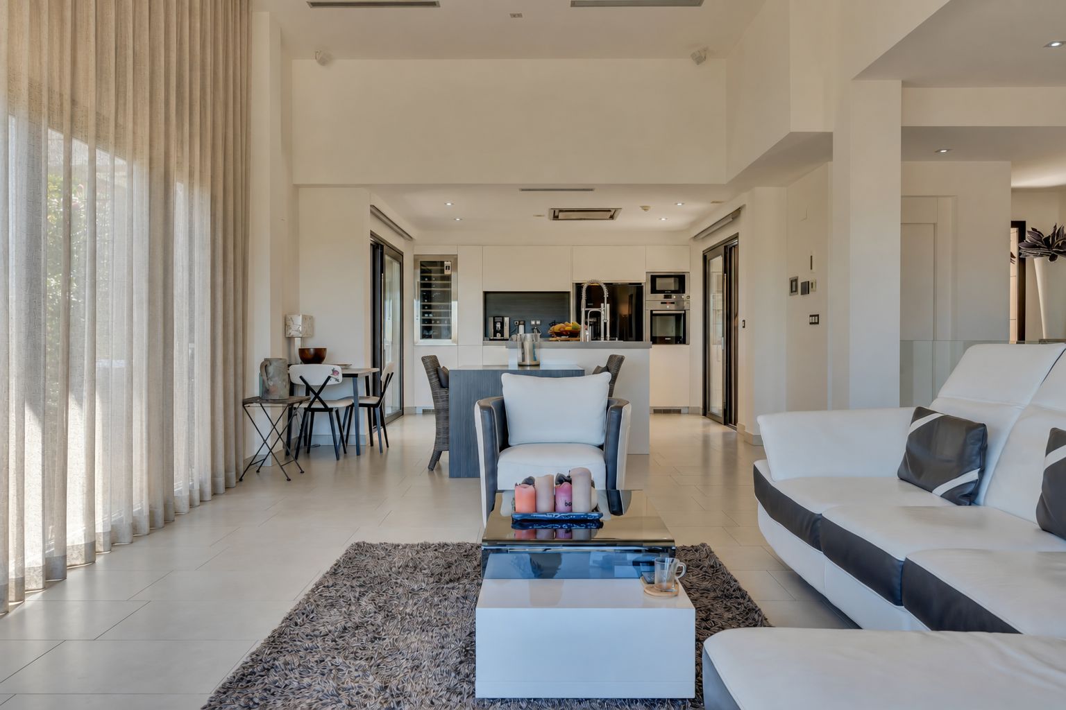 Salón y cocina abierta