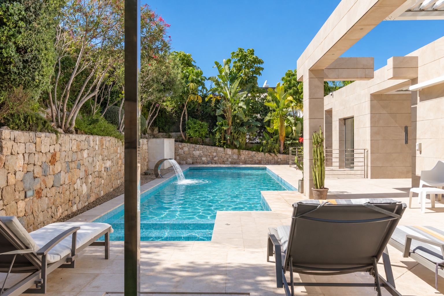 Piscina exterior y terraza
