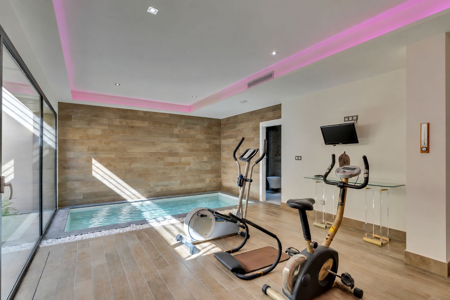 Gimnasio y piscina cubierta