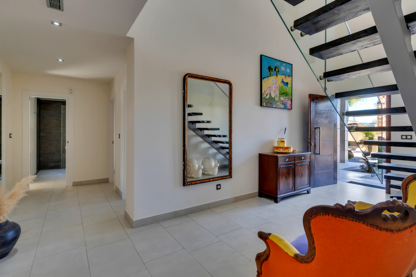 Hall de entrada con escalera