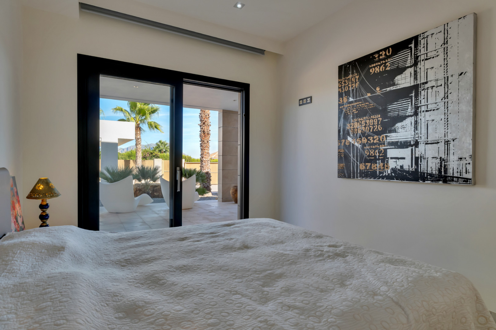 Dormitorio con acceso a terraza