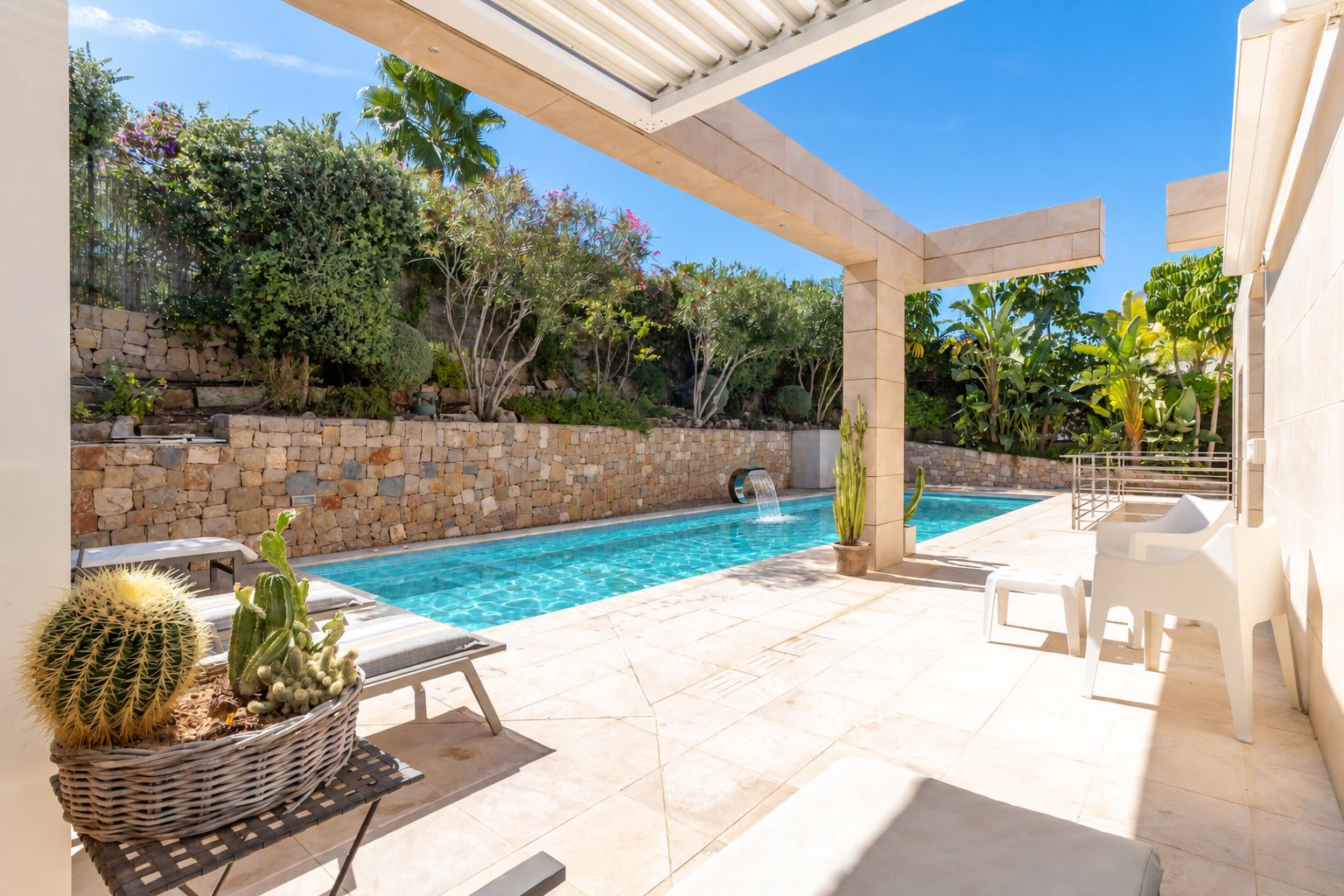 Piscina exterior y terraza