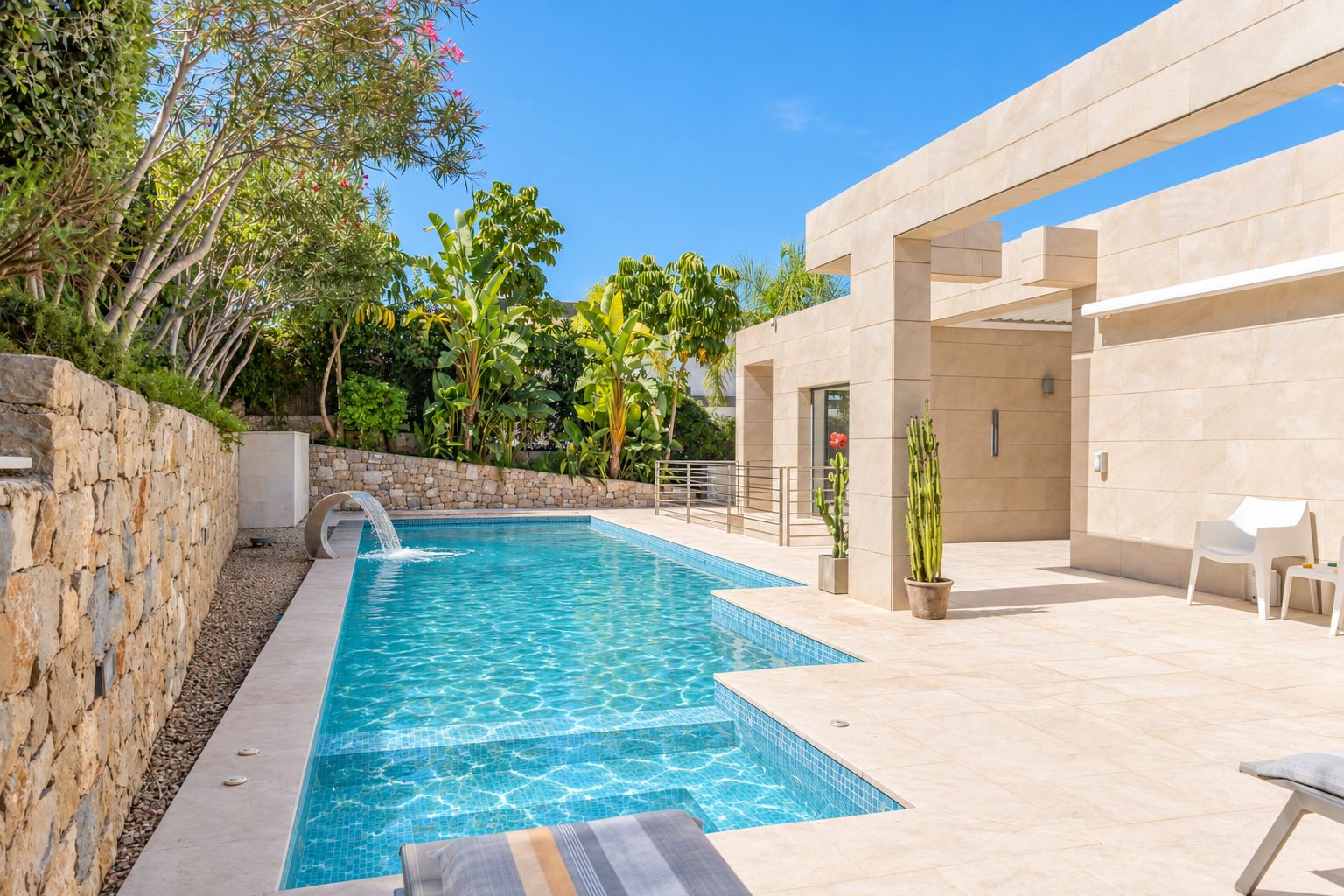 Piscina exterior y terraza