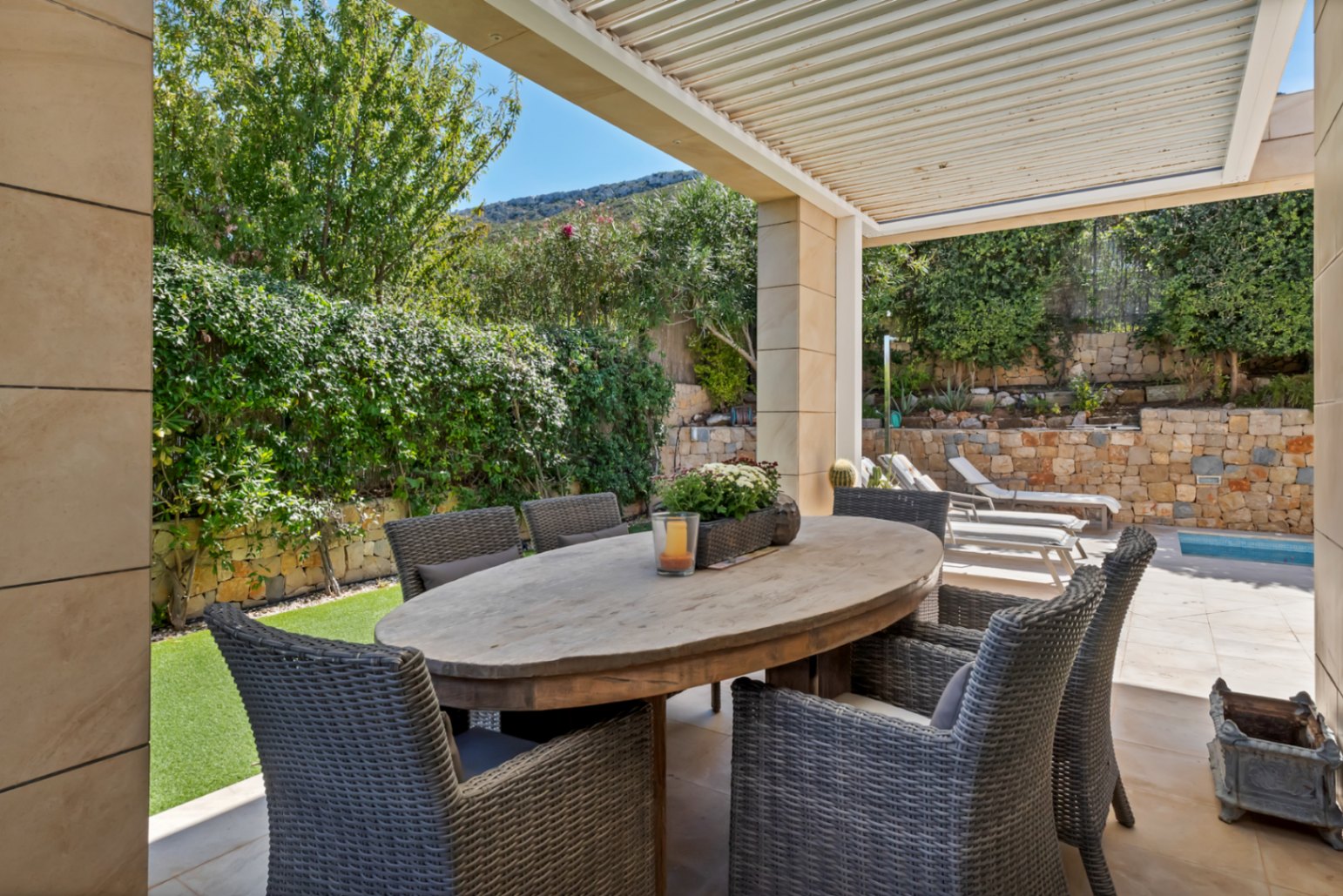 Terraza cubierta con pérgola