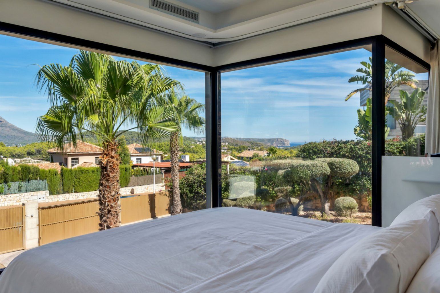 Dormitorio con vistas panorámicas