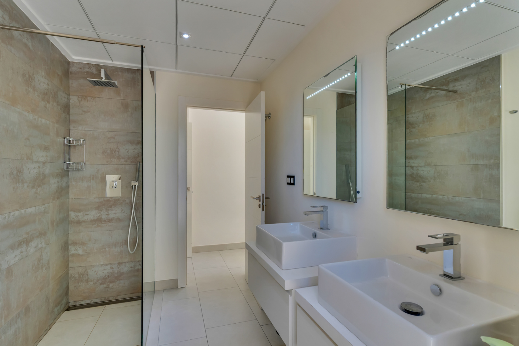 Cuarto de baño con ducha