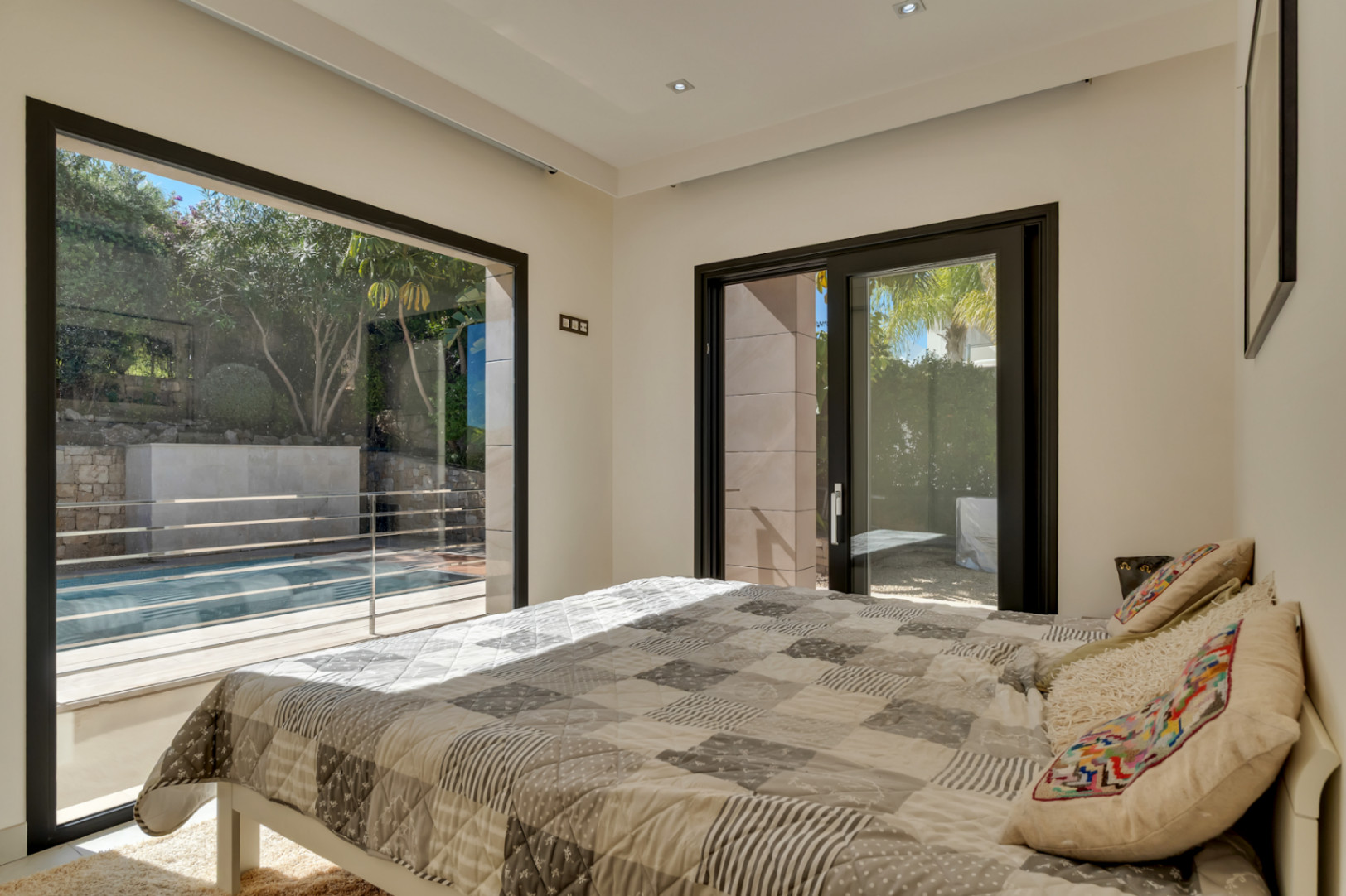 Dormitorio con acceso a la piscina
