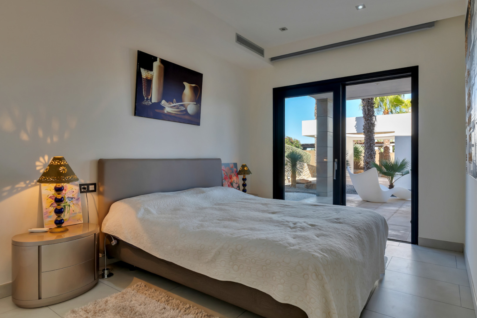 Dormitorio con acceso a terraza