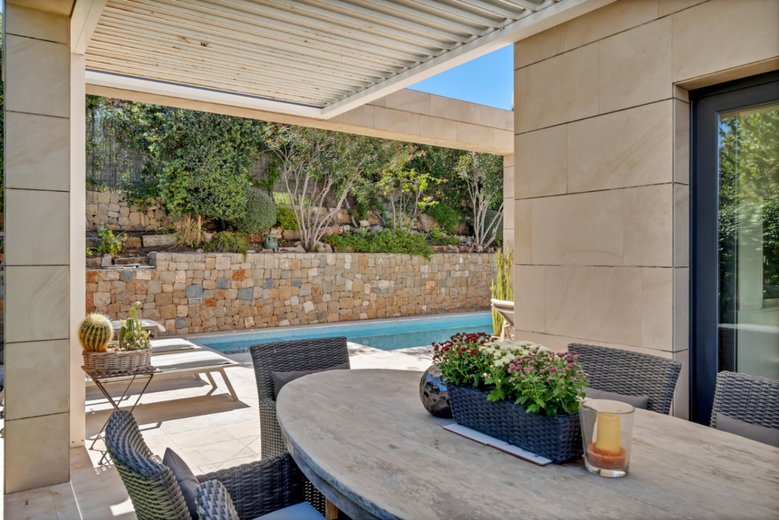 Terraza cubierta junto a la piscina