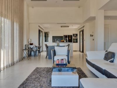 Salón y cocina abierta