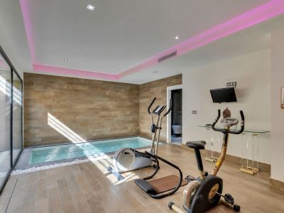 Gimnasio y piscina cubierta
