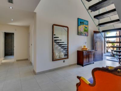 Hall de entrada con escalera