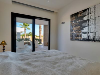 Dormitorio con acceso a terraza