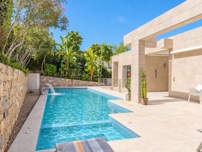 Piscina exterior y terraza