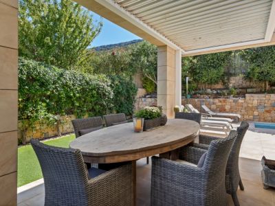 Terraza cubierta con pérgola