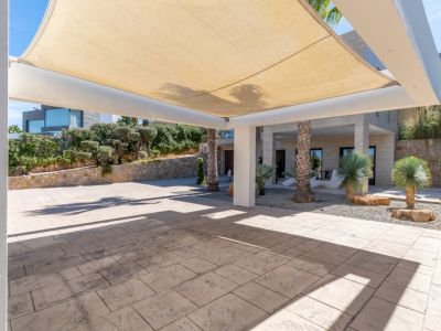 Aparcamiento exterior cubierto