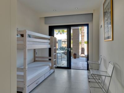 Dormitorio con acceso a la terraza