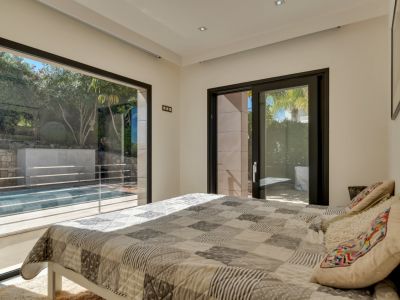 Dormitorio con acceso a la piscina