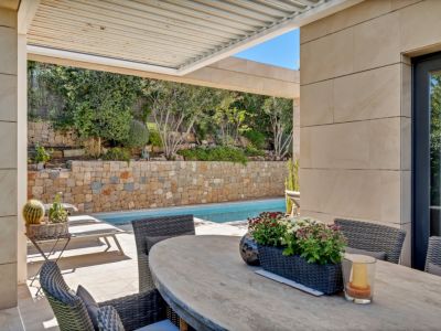 Terraza cubierta junto a la piscina