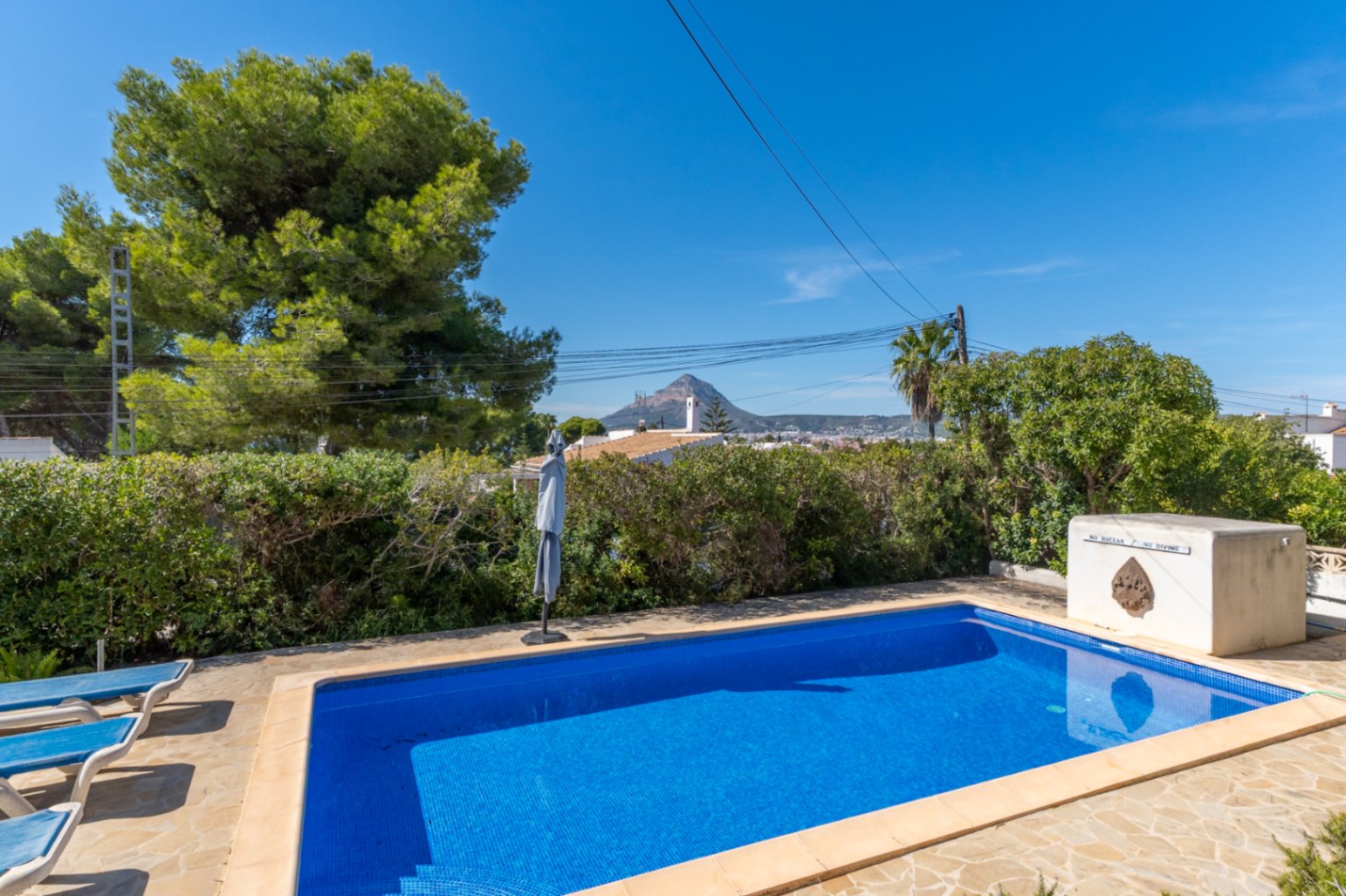Piscina con vistas al Montgó