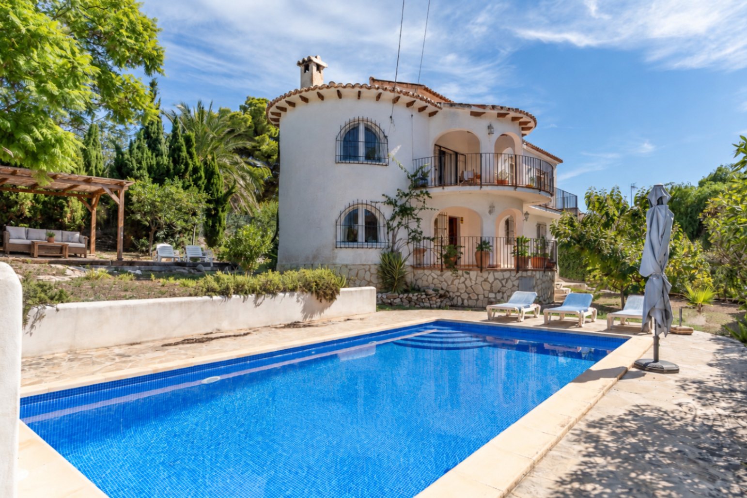 Piscina y exterior de la vivienda