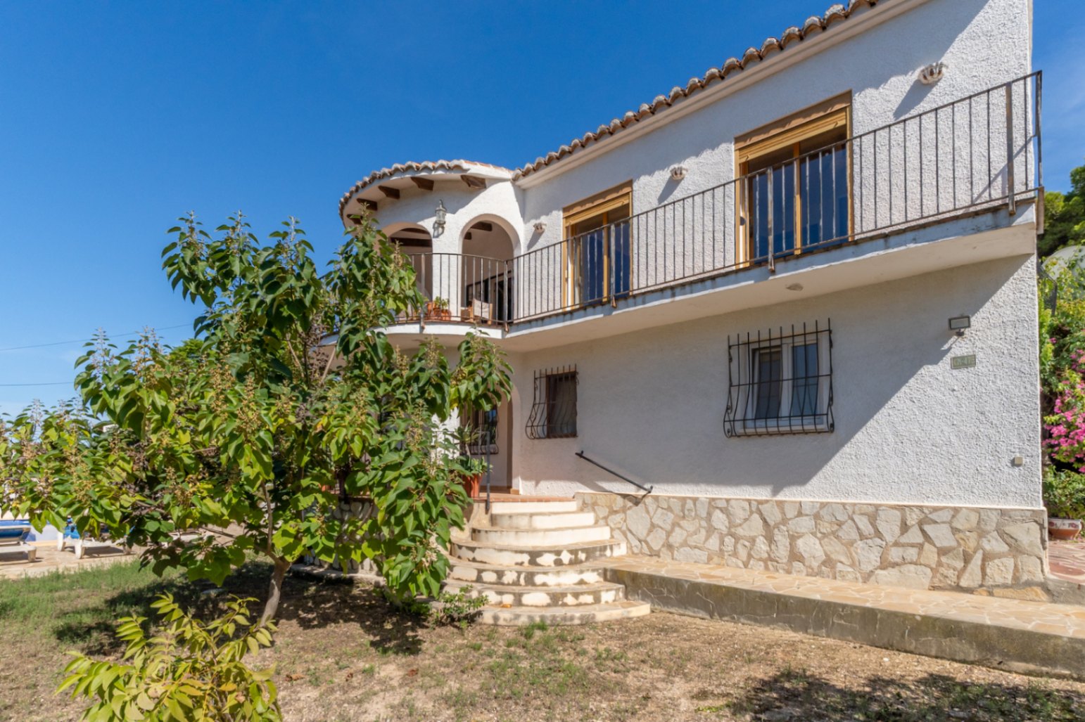Fachada exterior con terrazas