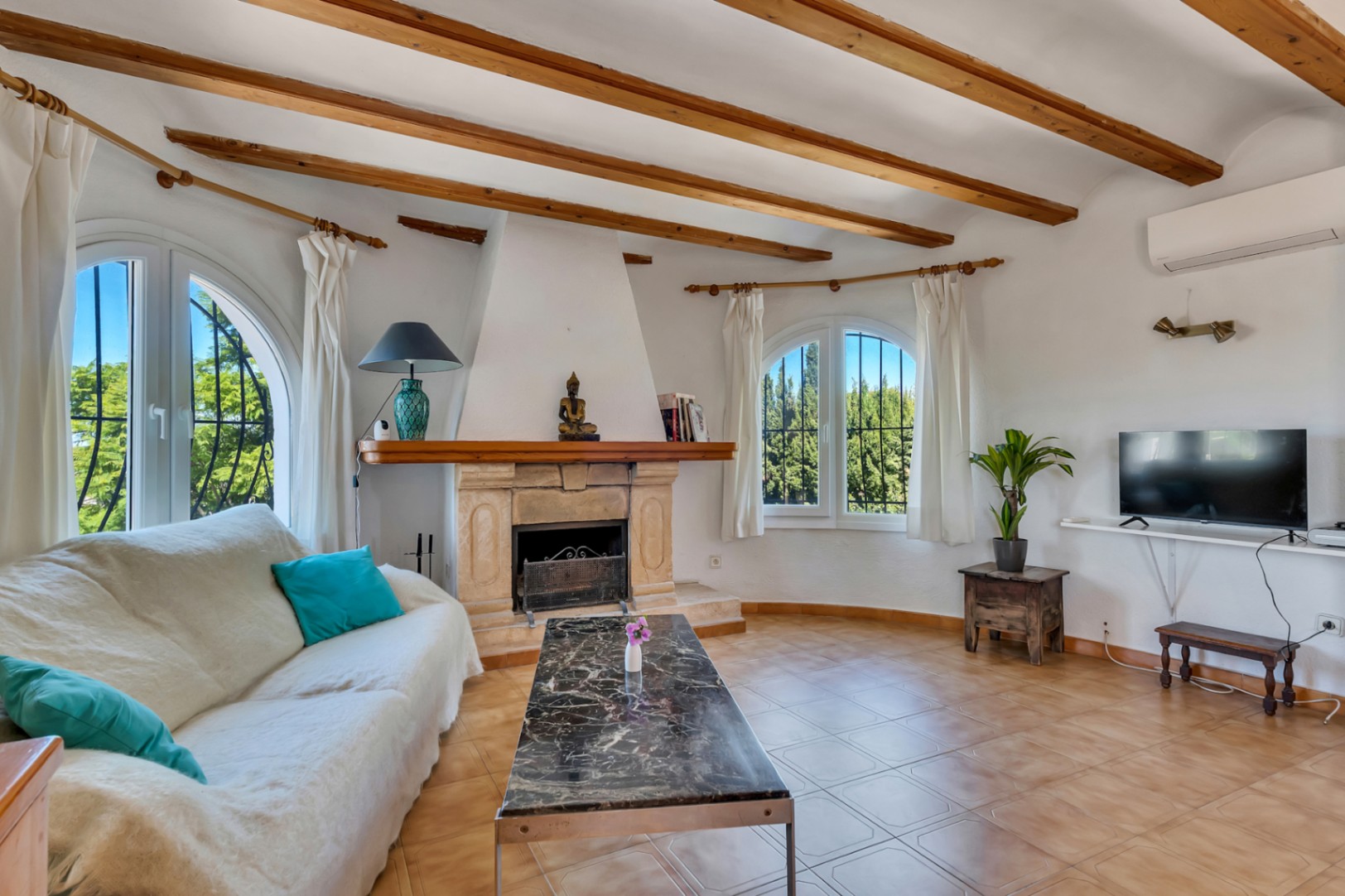 Salón con chimenea