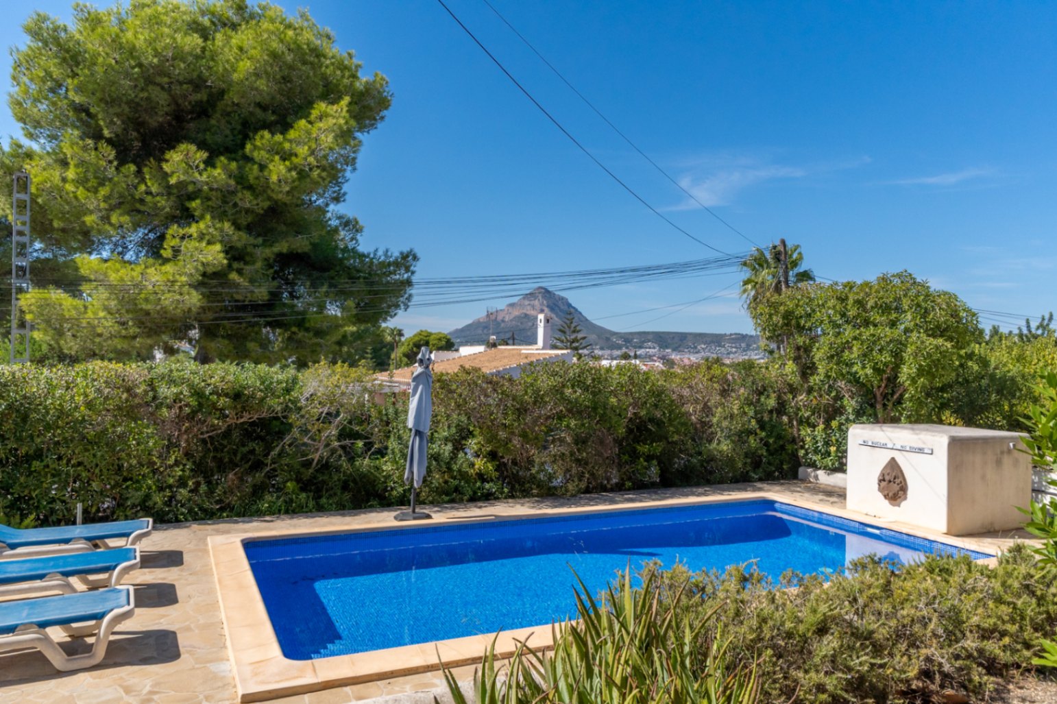 Piscina con vistas al Montgó