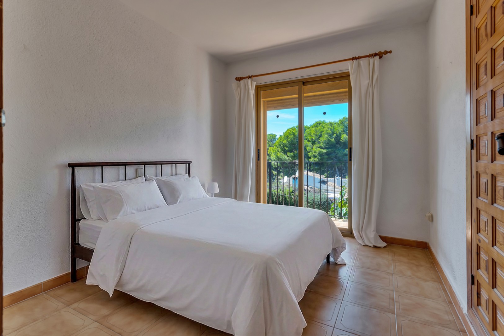 Dormitorio con balcón