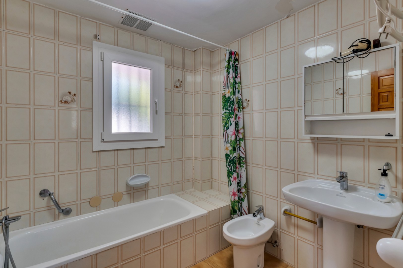 Cuarto de baño con bañera
