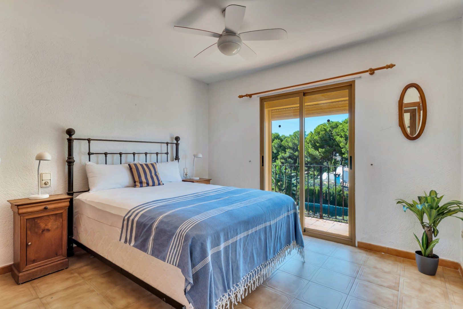 Dormitorio con balcón