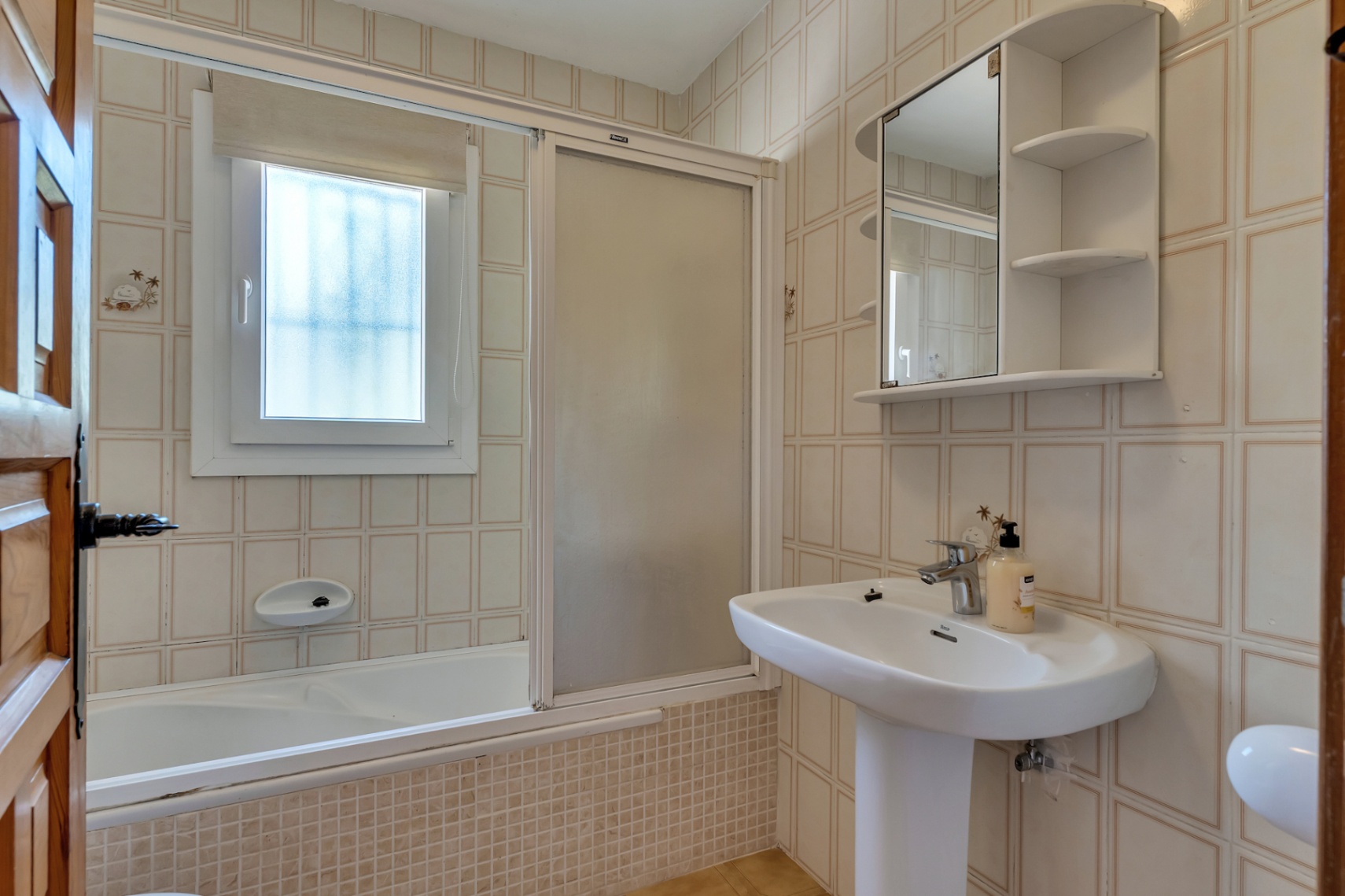 Cuarto de baño con bañera