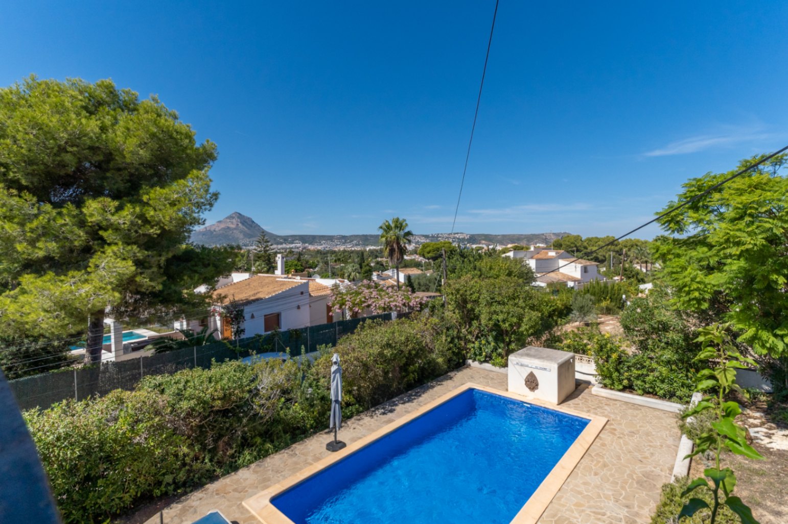 Piscina con vistas al Montgó