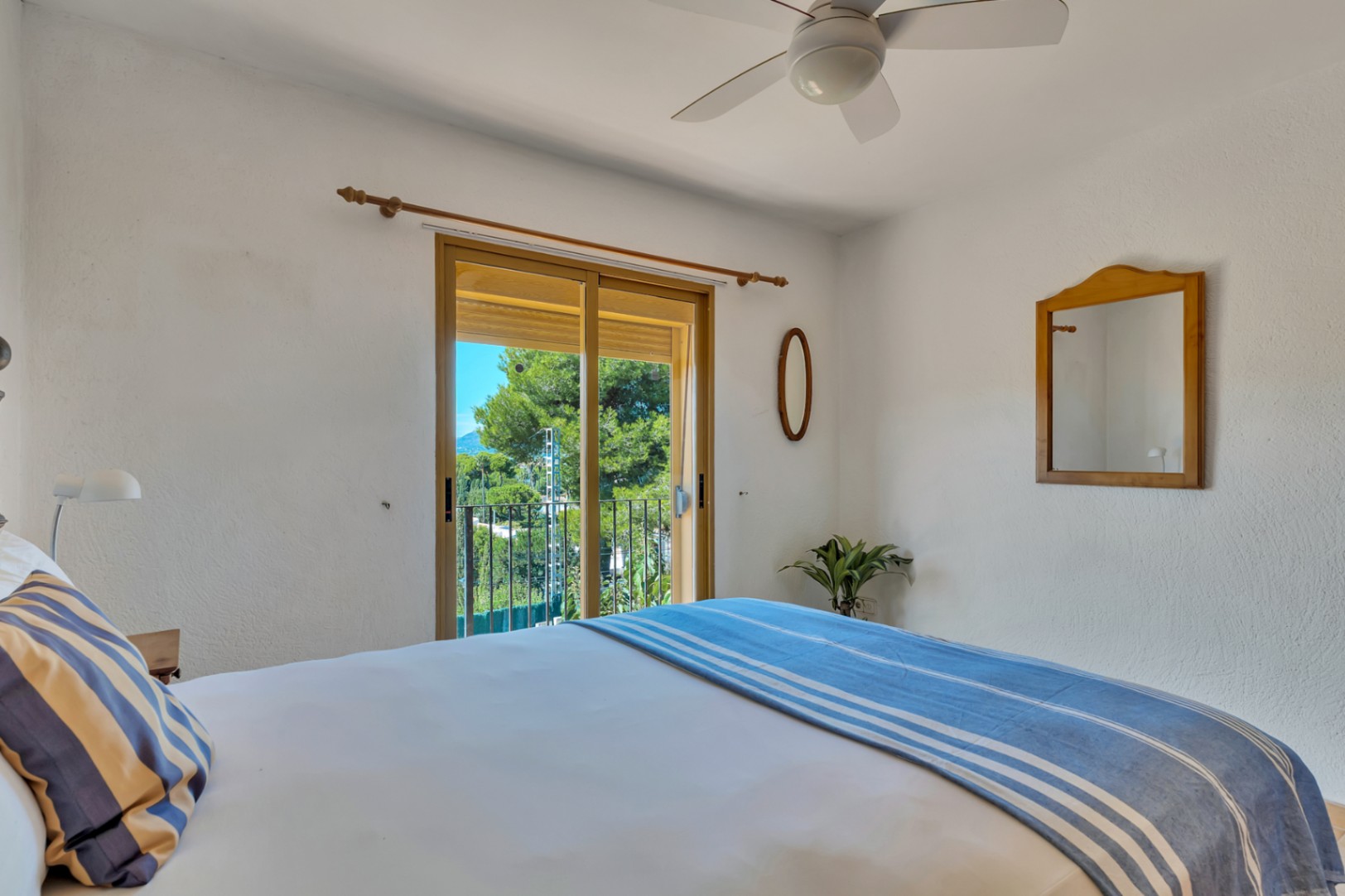 Dormitorio con acceso al exterior