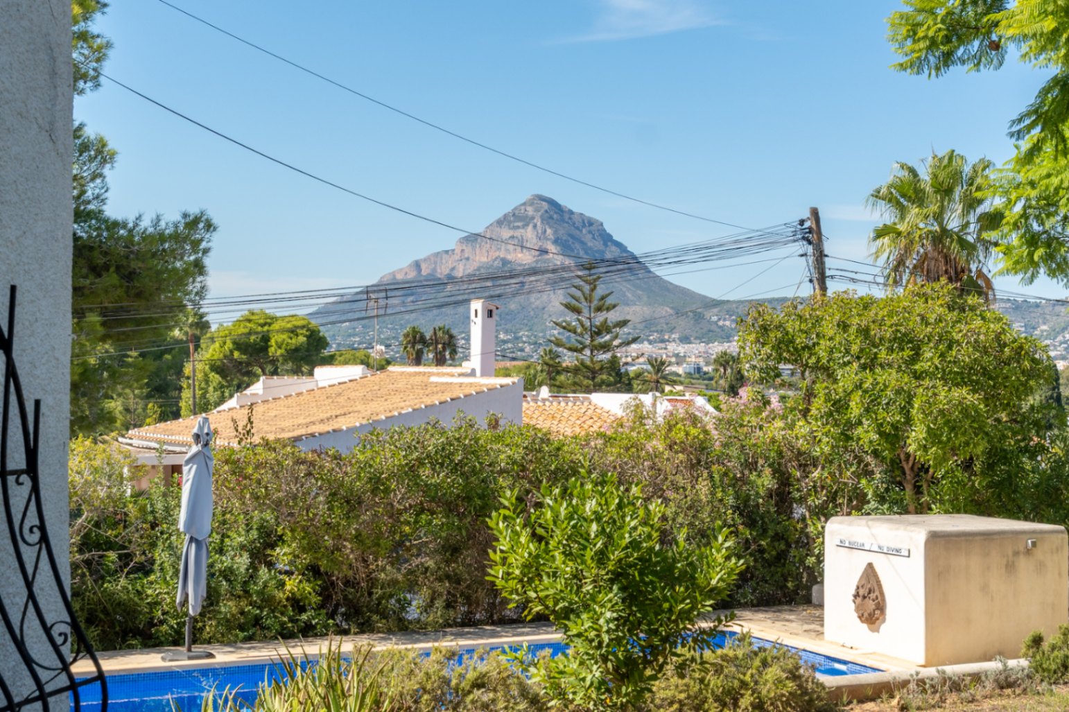 Vistas al Montgó desde la piscina