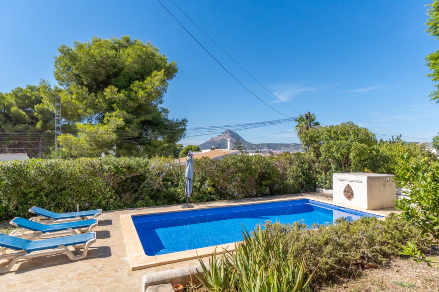 Piscina con vistas al Montgó