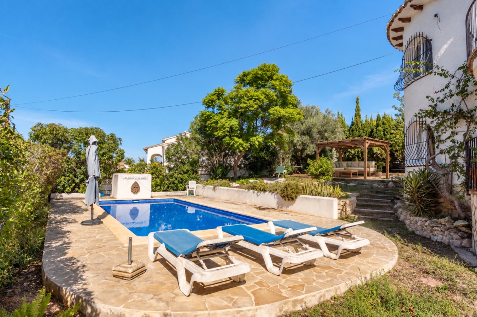 Piscina y jardín