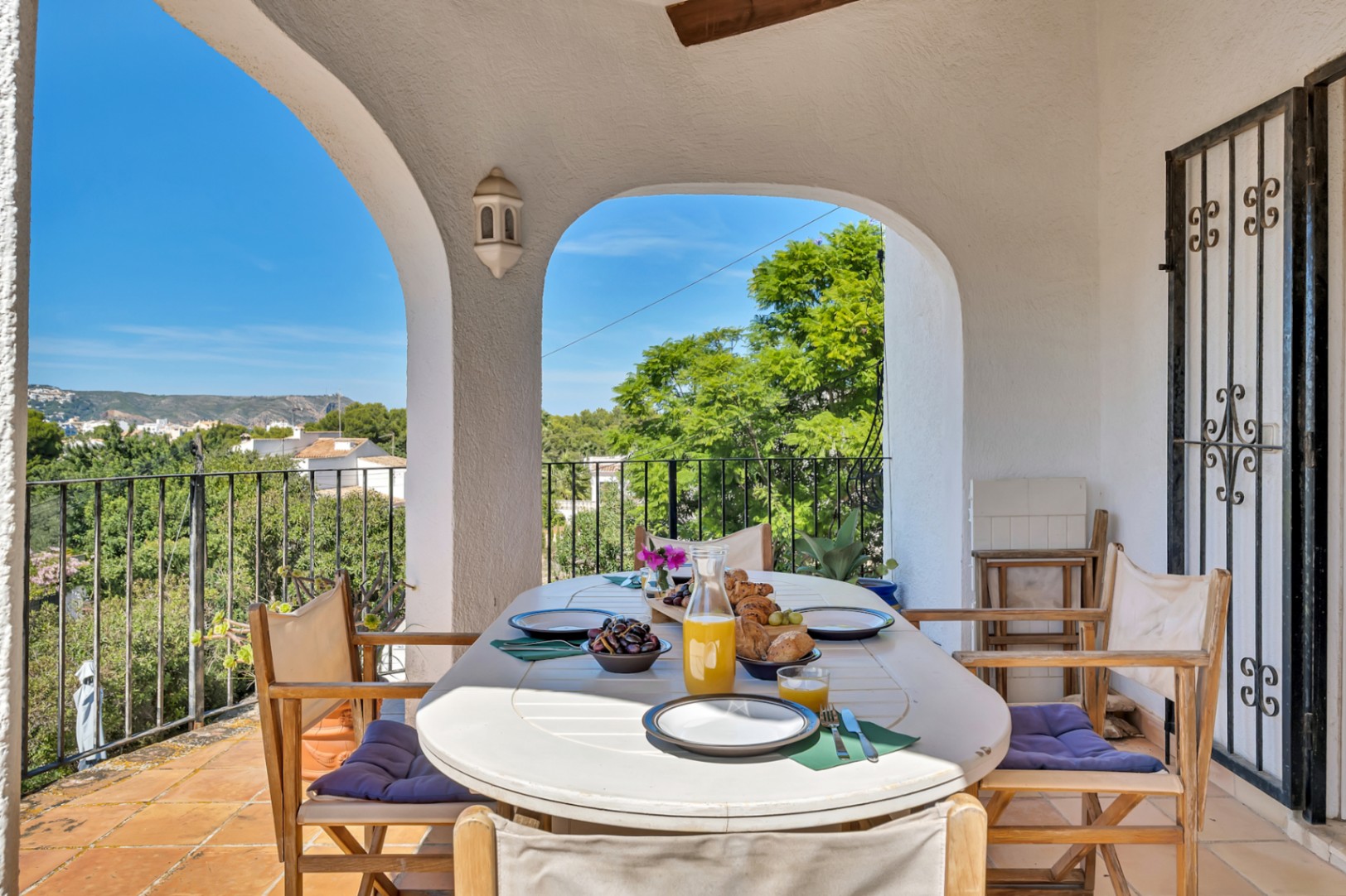 Terraza cubierta con vistas