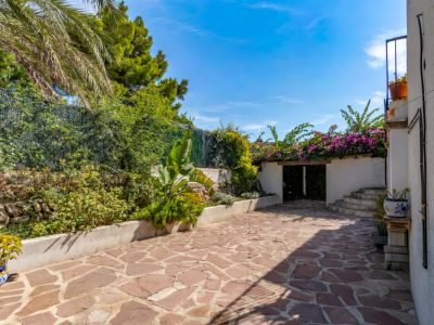 Patio exterior con jardín