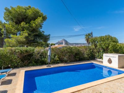 Piscina con vistas al Montgó