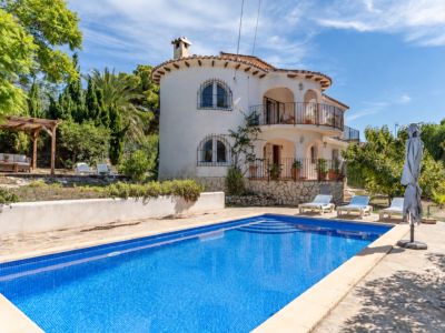 Piscina y exterior de la vivienda