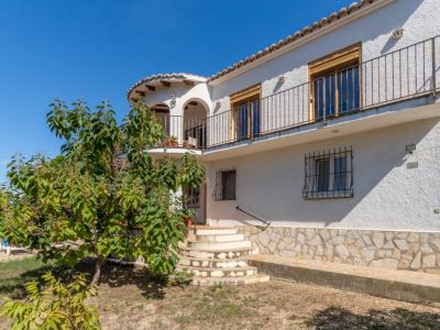 Fachada exterior con terrazas