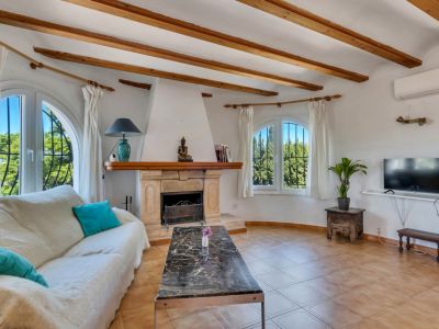 Salón con chimenea