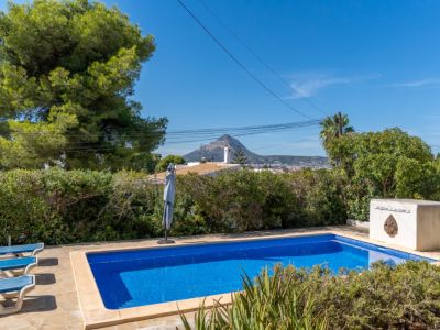 Piscina con vistas al Montgó