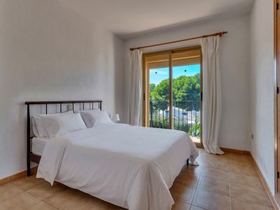 Dormitorio con balcón