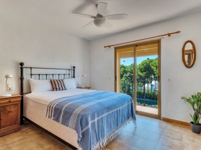 Dormitorio con balcón