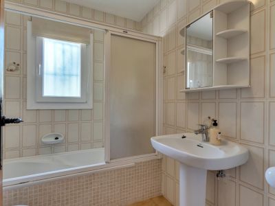 Cuarto de baño con bañera
