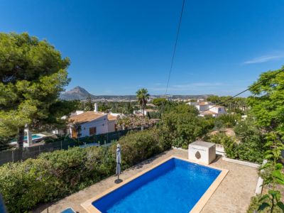 Piscina con vistas al Montgó
